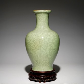 Un vase en porcelaine de Chine monochrome céladon craquelé, 19/20ème