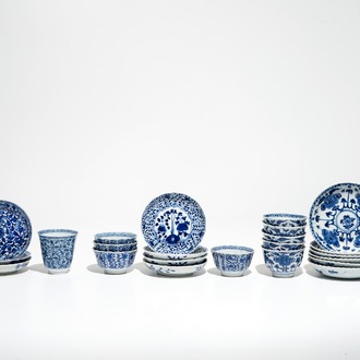 Dertien Chinese blauwwitte koppen en schotels, Kangxi en later