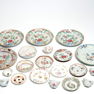 Five Chinese famille rose plates, nine saucers and seven cups, Yongzheng/Qianlong