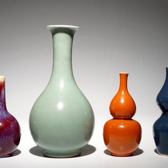 Quatre vases en porcelaine de Chine monochrome, 19/20ème