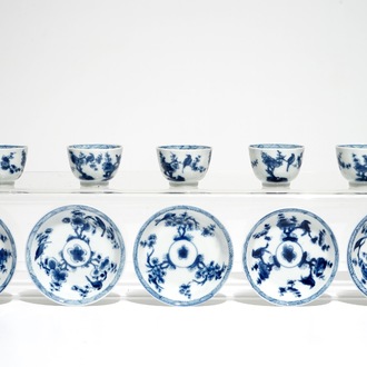 Cinq tasses et soucoupes en porcelaine de Chine bleu et blanc, Kangxi