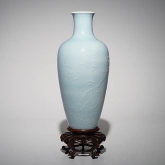 Een Chinese monochrome lavendelblauwe vaas met onderglazuur decor, Yongzheng merk, 19e eeuw
