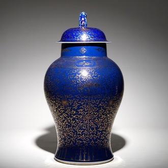 Un vase couvert en porcelaine de Chine à décor doré sur fond bleu poudré, marque de Kangxi, prob. 19/20ème