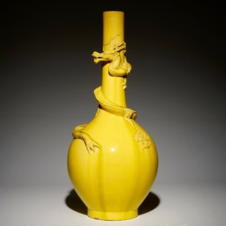 Un vase en porcelaine Awaji jaune monochrome au dragon en relief, Japon, époque Meiji, 19ème