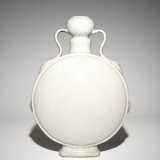 Un vase de forme bouteille en porcelaine de Chine craquelé de type ge, 19/20ème