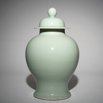 Un vase couvert de forme balustre en porcelaine de Chine céladon monochrome, 19ème