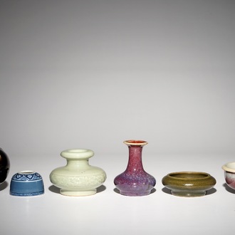 Trois vases et trois lave-pinceaux en porcelaine de Chine monochrome, 19/20ème