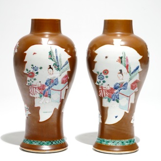 Une paire de vases en porcelaine de Chine famille rose sur fond brun capucin, Yongzheng/Qianlong