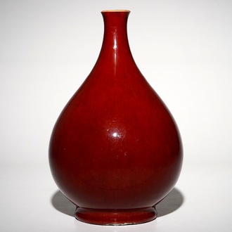 Un vase de forme yuhuchunping en porcelaine de Chine monochrome sang de boeuf, 19/20ème