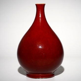 A Chinese monochrome sang-de-boeuf-glazed yuhuchunping vase, 19/20th C.