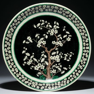 Un plat en biscuit famille noire à décor de prunus, Chine, Kangxi