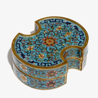 Een Chinese cloisonné dekseldoos, Qianlong merk, 19/20e eeuw