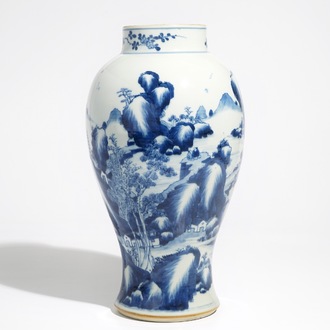 Un vase de forme balustre en porcelaine de Chine bleu et blanc à décor d'un paysage, Kangxi