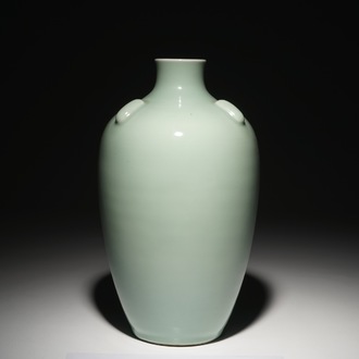 Un vase en porcelaine de Chine monochrome céladon, marque de Qianlong, 19/20ème