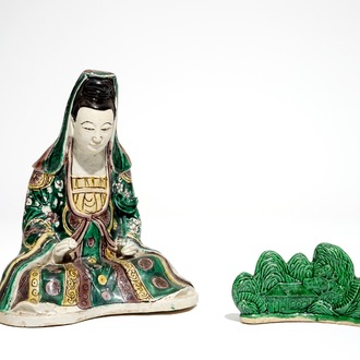 Un modèle d'une Guanyin en biscuit famille verte, Kangxi et un repose-pinceaux vert monochrome, 19ème