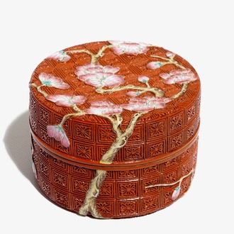 A Chinese porcelain imitation lacquerware covered box with prunus branches, 19/20th C.