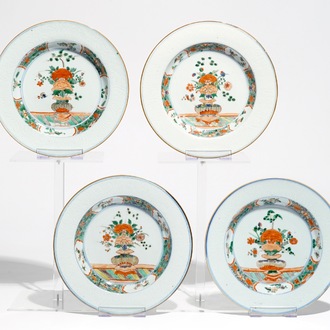 Four Chinese famille verte plates with incised underglaze design and a central flowervase, Kangxi