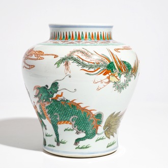 Un vase de forme balustre en porcelaine de Chine wucai à décor d'un dragon et phénix, 19ème