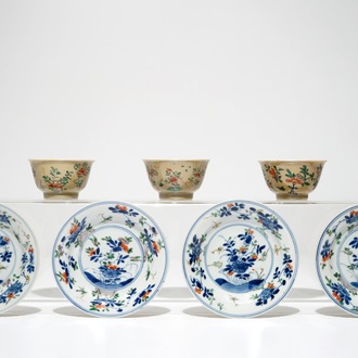 Trois tasses et quatre soucoupes en porcelaine de Chine famille verte et café au lait, Kangxi