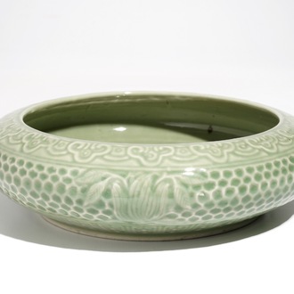 Een grote Chinese monochrome celadon wierookbrander, Qianlong merk, 19/20e eeuw