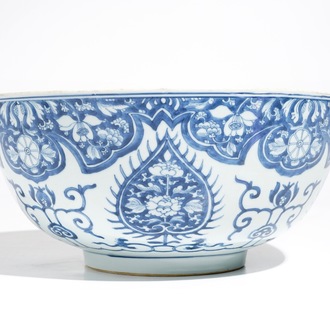 Een grote Chinese blauwwitte kom met ornamentdecor, Kangxi