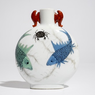 Een Chinese polychrome maanfles met vissendecor, 20e eeuw