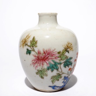 A Chinese famille rose snuff bottle, Qianlong mark, 19/20th C.