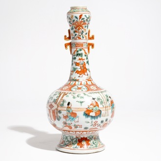 Un vase de forme bouteille en porcelaine de Chine de style wucai, marque de Wanli, 19/20ème
