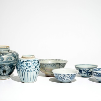 Four Chinese blue and white bowls and two jars, Ming