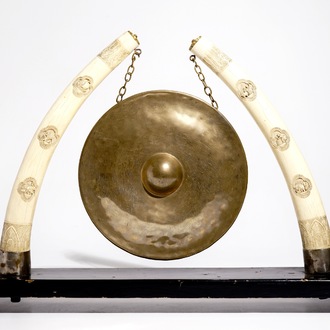 A Chinese gong with sculpted ivory tusks, 19/20th C.
