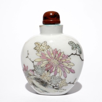 A Chinese qianjiang cai snuff bottle with calligraphy and flowers, 19/20th C.