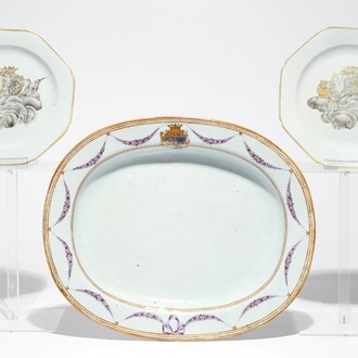 Een paar Chinese octagonale grisaille borden en een ovale schotel met wapendecor, Qianlong