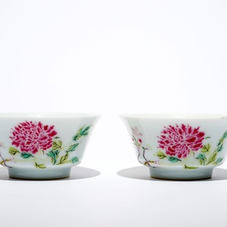 Une paire de bols à thé en porcelaine de Chine famille rose, marque de Yongzheng, 20ème