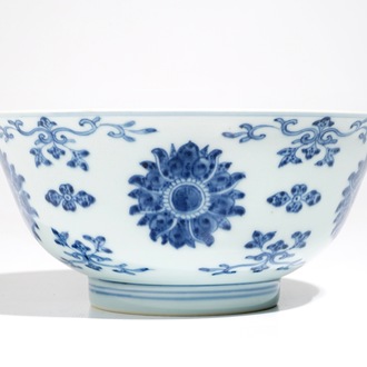 Een Chinese blauwwitte kom met decor van lotussen, Qianlong merk en periode