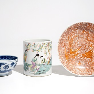 A Chinese blue and white bowl, a qianjiang cai brush pot and an iron red plate, 19/20th C.