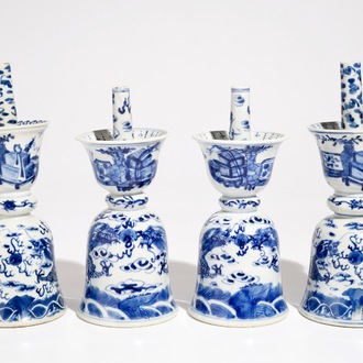 Deux paires de bougeoirs en porcelaine de Chine bleu et blanc, 19/20ème