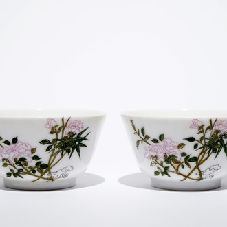 A pair of Chinese famille rose cups with floral design, 19/20th C.