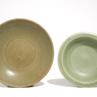 Twee Chinese Longquan celadon borden met lotusdecor buitenrand, Ming