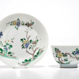 Une tasse et soucoupe en porcelaine de Chine famille verte, marque de yin yang, Kangxi