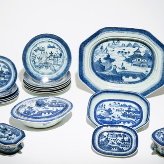 Een 18-delig Chinees blauwwit servies met landschapsdecor, begin 19e eeuw