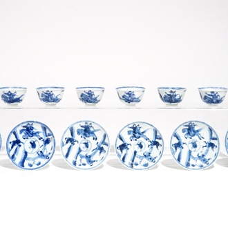 Six tasses et soucoupes en porcelaine de Chine bleu et blanc aux guerriers sur chevaux, Kangxi