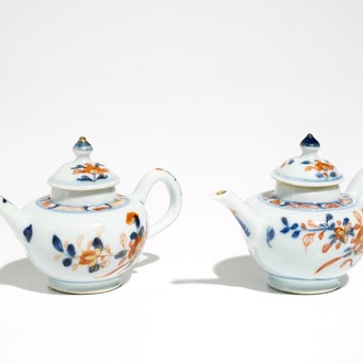 Een paar miniatuur Chinese Imari-stijl theepotten met deksels, Kangxi