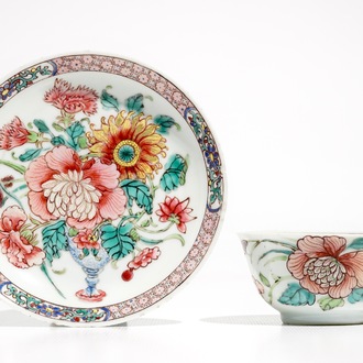Une tasse et soucoupe en porcelaine de Chine famille rose à décor d'un vase fleuri, Yongzheng