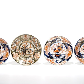 Four Japanese Imari chargers with floral design, Edo, 18th C.