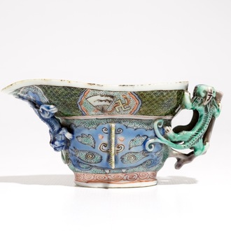 Een Chinese famille verte libation cup met draken, Kangxi