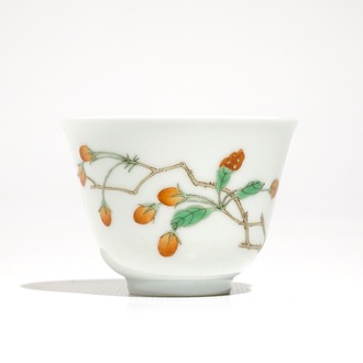 A Chinese famille verte cup with goji branches, Kangxi mark, 19/20th C.