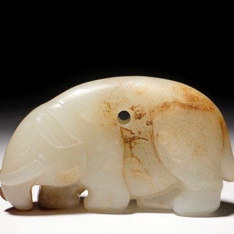 A mottled jade carving of an elephant, 19th C.