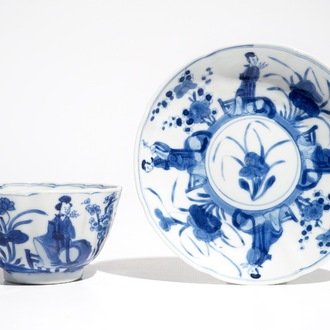 Une tasse et soucoupe en porcelaine de Chine bleu et blanc aux Longues dames, Kangxi