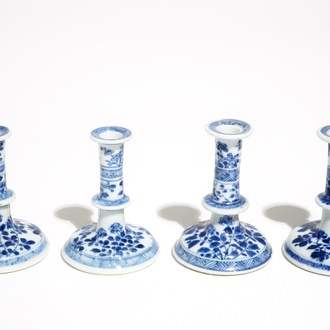 Quatre petits bougeoirs en porcelaine de Chine bleu et blanc, Kangxi