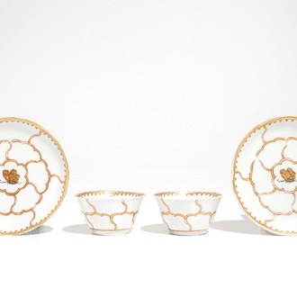 A pair of Chinese cups and saucers with gilt design, Yongzheng/Qianlong